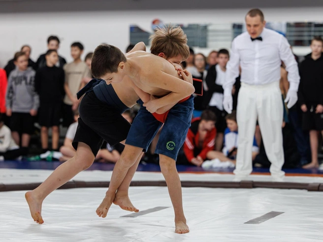 Юные участники турнира проявляли недюжинную силу и технику. | Источник: Алексей Волхонский / V1.RU