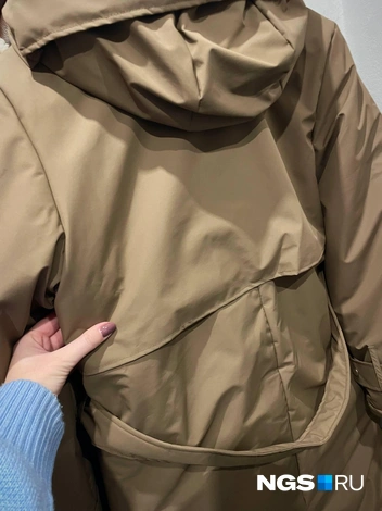 Модель отшита также в молочном, черном и серо-белом цвете | Источник: Алена Золотухина / NGS.RU