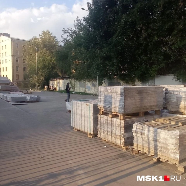За забором станции также лежат бетонные плитки | Источник: TransportationArtem