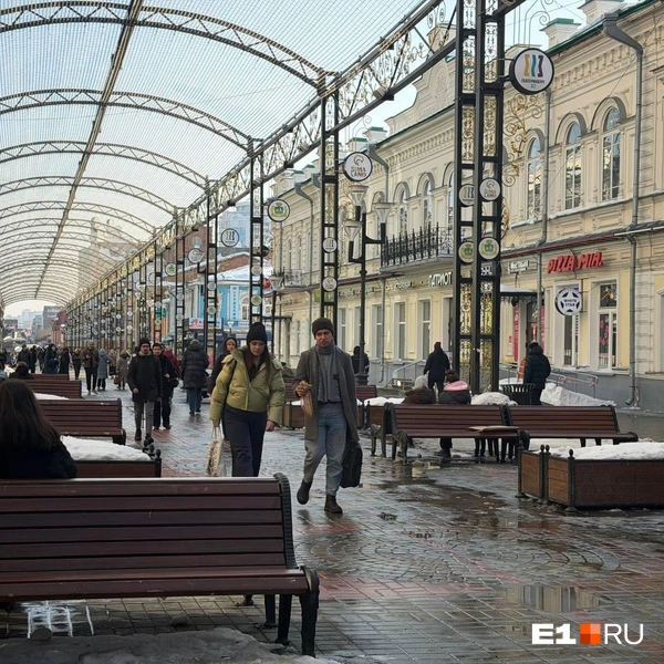 Грязь не останавливает горожан от прогулок | Источник: Дарья Манохина / E1.RU