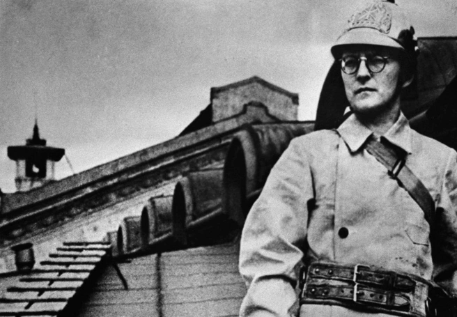 Это фото облетело весь мир: Шостакович несет дежурство на крыше консерватории | Источник: Рафаил Мазелев / ТАСС