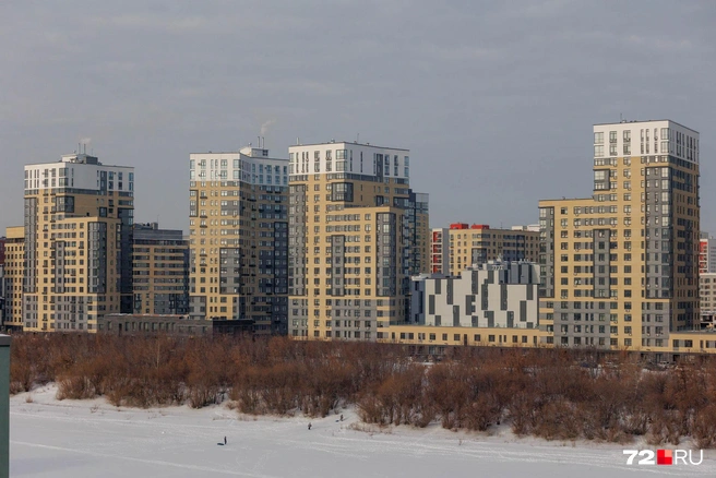 «Европейский берег» на соседнем берегу. Интересно, а «Брусника» и «Страна» протянут друг к другу мост? | Источник: Ирина Шарова / 72.RU