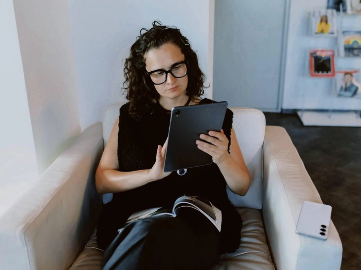 Что в сумке нашего продюсера: модные туфли, функциональные гаджеты и даже отвертка Что в сумке нашего продюсера: модные туфли, функциональные гаджеты и даже отвертка