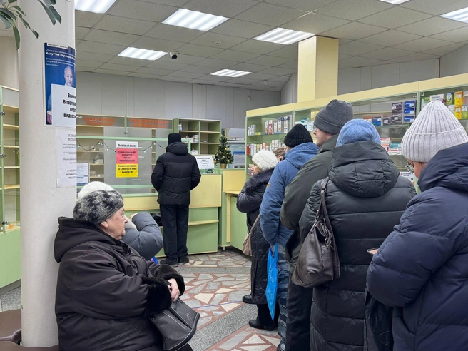 Минздрав региона проведет проверки аптек, где отмечаются длинные очереди | Источник: Полина Карфидова / E1.RU