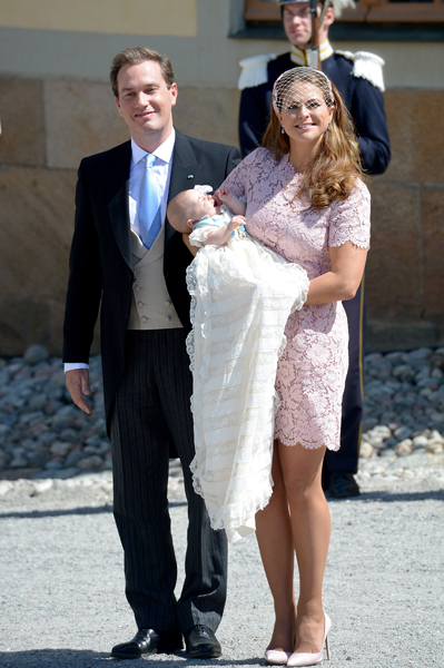 Принцесса Швеции Мадлен, ее муж – банкир Кристофер О'Нил и их новорожденная дочь принцесса Леонор
