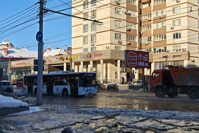 Прорыв труб в Саратове: затопление улиц, катка и аварии