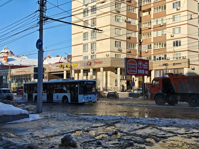 На затопленных улицах не ходили даже троллейбусы | Источник: Настась / Говорит Саратов / Telegram
