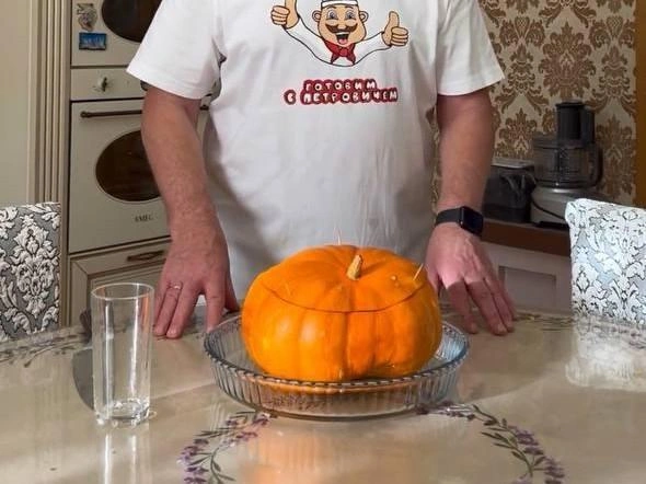 Закрываем всё крышкой тыквы и закрепляем зубочистками | Источник: Сергей Маненков / VK