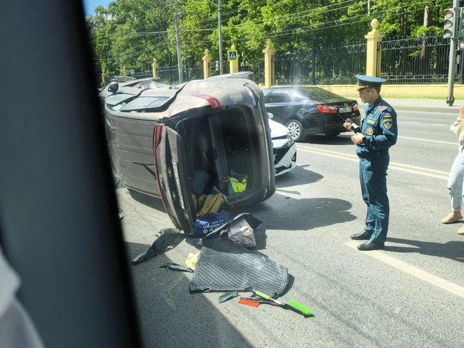 Перевернувшаяся Kia около улицы Батумской | Источник: читатель NN.RU
