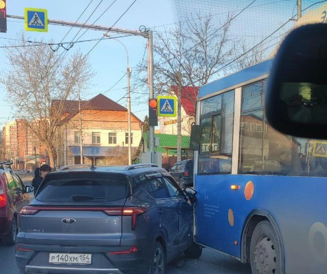 Из-за аварии на улице Бориса Богаткова образовалась пробка | Источник: АСТ-54 Black / telegram