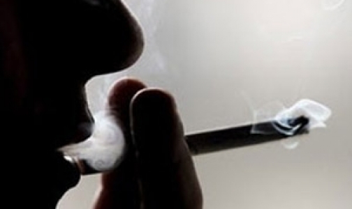 В Петербурге курят постоянно больше половины мужчин и треть женщин