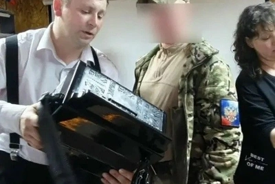 Актер подарил свою гармонь военнослужащему