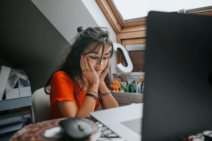 Депрессия после праздников: вернуться на работу и не умереть от тоски | woman.ru