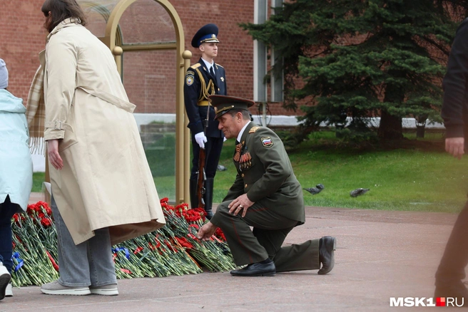 Москвичи возложили гвоздики в честь Дня Победы | Источник: Артем Устюжанин / MSK1.RU