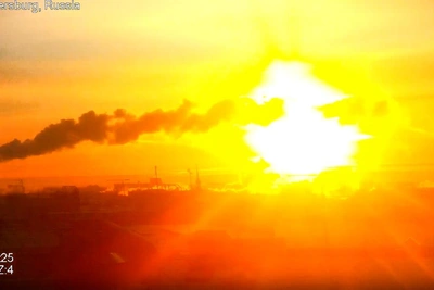 Ярко-жёлтый круг солнца появился над Петербургом