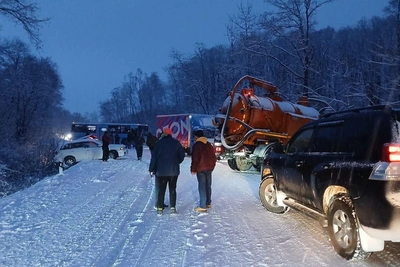 Массовая авария из-за гололеда парализовала трассу в Приморье