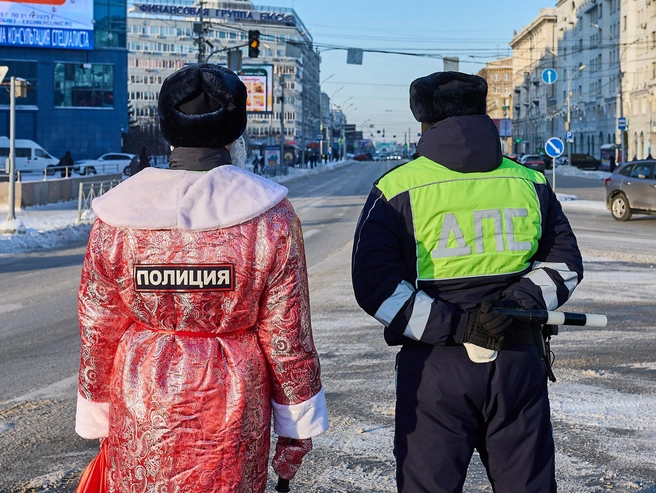 Призыв от сотрудников ГИБДД быть осторожными в праздники | Источник: Александр Ощепков / NGS.RU