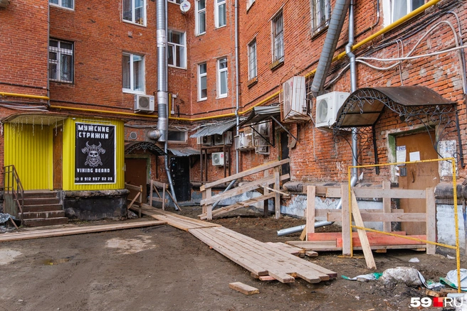 Чтобы не испачкаться в грязи, заходить в подъезды нужно по деревянным настилам | Источник: Тимофей Калмаков