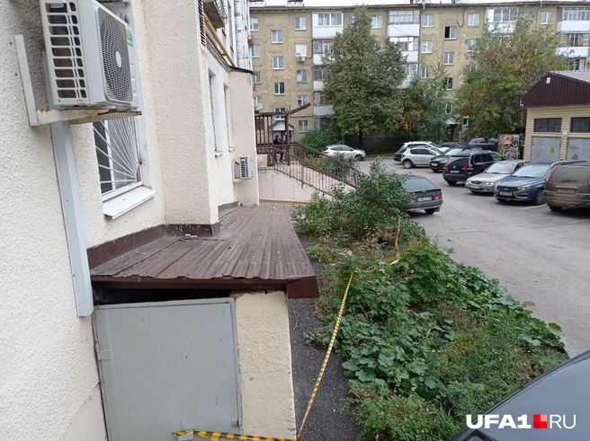 По словам очевидцев, женщина упала на крышу домового пристроя | Источник: Антон Селиверстов