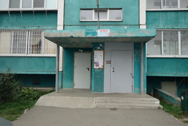 Рядом с каждым подъездом есть вторая дверь. Там — помещение для парковки колясок и велосипедов, как считает Алексей | Источник: chelyabinsk.domclick.ru