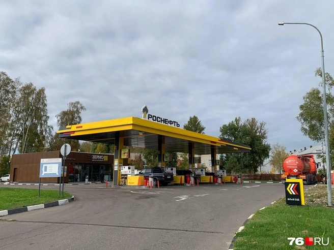На «Роснефть» на Тутаевском шоссе, 9А приехал бензовоз | Источник: Алёна Троицкая / 76.RU