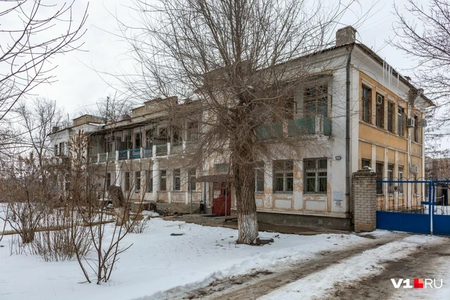 В отличие от здания на Шурухина бекетовский дом имеет традиционный для района бело-желтый окрас | Источник: Константин Завриков / V1.RU