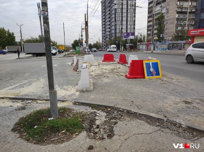 Фото было сделано еще в сентябре, но ограждения стоят до сих пор | Источник: читатель V1.RU