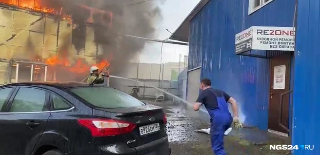 Пожар уничтожил здание и два автомобиля, еще две машины повреждены | Источник: из видео, предоставленного компанией