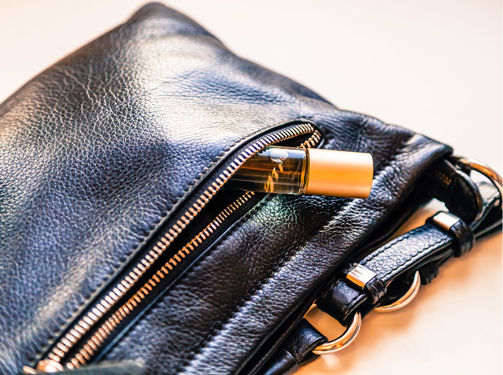 Чем меньше, тем лучше: почему мы влюблены в парфюмерный «тревел-сайз» | marieclaire.ru