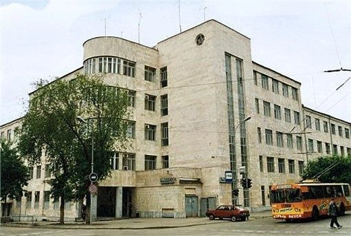 Адрес Куйбышева, 42 знали в городе все. Это все равно, что Петровка, 38 в Москве. Сейчас на месте ГУВД&nbsp;— мемориал с вечным огнем и часовня | Источник: архив