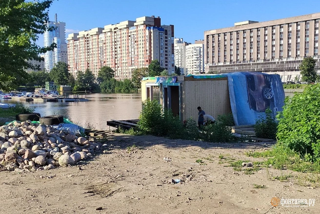 Плавучий дом в Галерной гавани 8 августа | Источник: читатель «Фонтанки» Егор