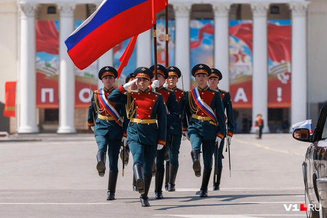 Нести флаг России и копию Знамени Победы&nbsp;— честь, к которой стремятся все военнослужащие | Источник: Алексей Волхонский / V1.RU