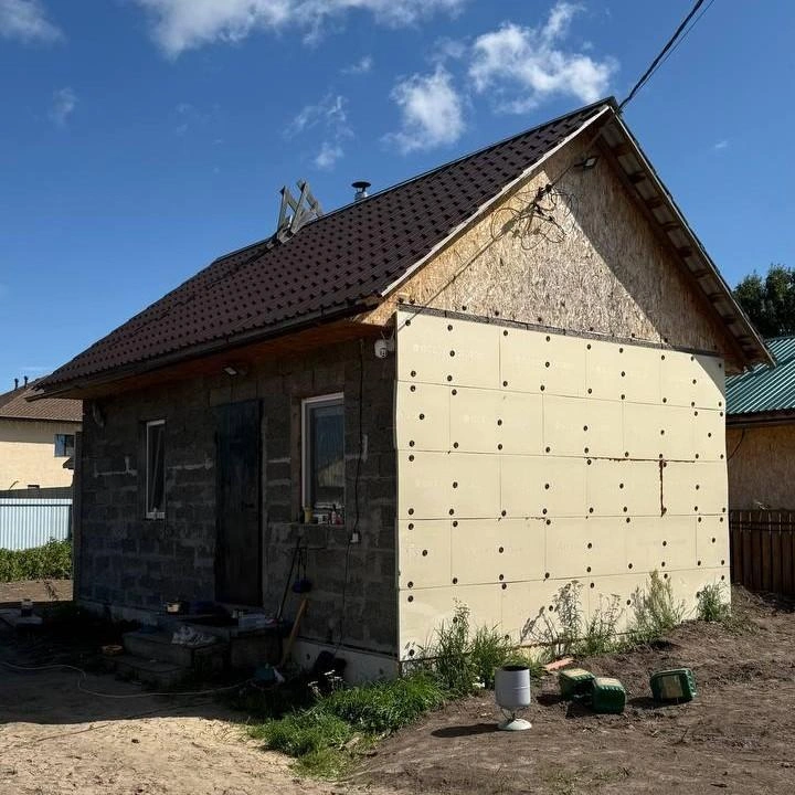 Семья с двумя маленькими детьми прожила в этой бане всё лето | Источник: Анастасия Сорокина