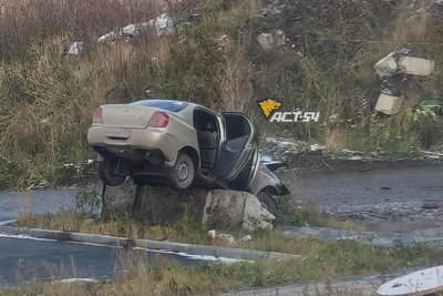 В Новосибирске Toyota влетела в бетонный блок