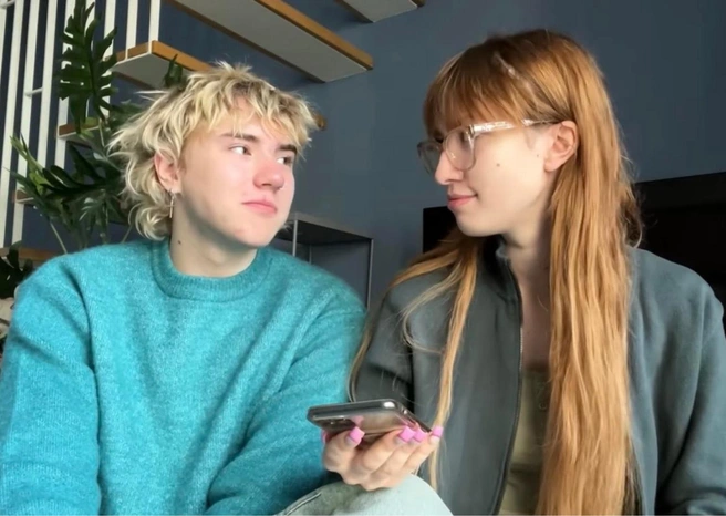 В школьные годы Саша сбегал с уроков, чтобы успеть на рейс Калининград — Москва и увидеться с любимой | Источник: барашик / YouTube