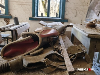 Забытая красная сумочка для тетрадок и принадлежностей | Источник: Михаил Мечев / MSK1.RU