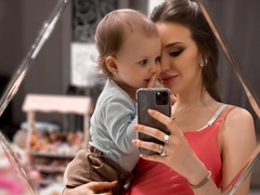 «Зачем поднимать тяжести?»: фолловеры переживают за беременную Анастасию Тарасову, которая носит годовалую дочь на руках