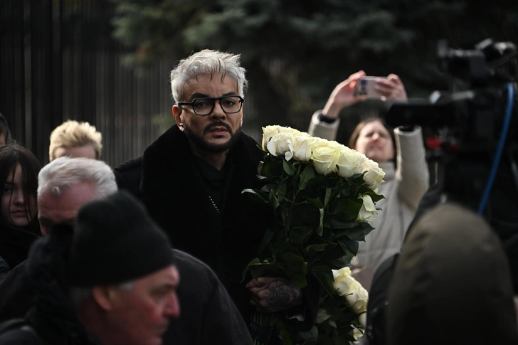 На похоронах папы артист вел себя достойно, но боль от потери сжирала его изнутри