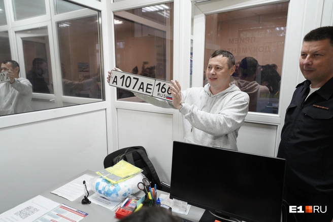 Первым обладателем нового номера стал журналист Роман Марьяненко | Источник: Кирилл Кушнов / E1.RU