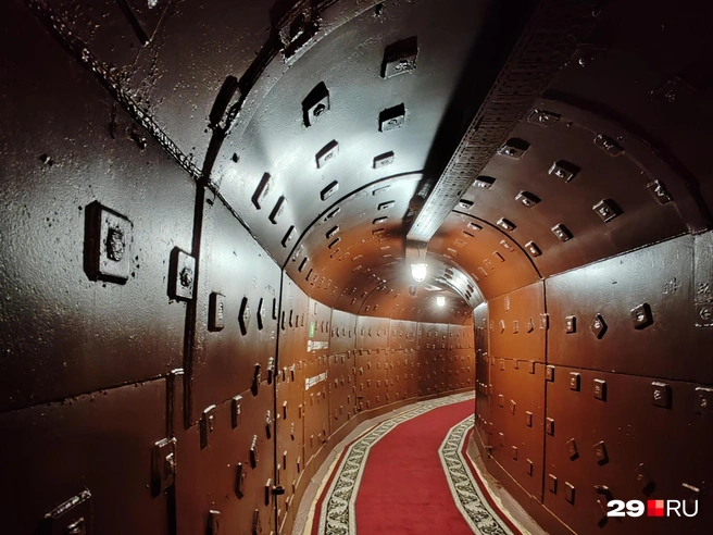 Атмосфера странная. Тоннель и ковровая дорожка. Показываем, куда она ведет | Источник: Елена Ионайтис / 29.RU