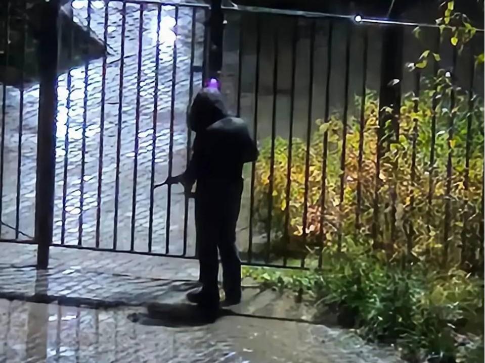 В Тюмени мужчина пытался войти в многоэтажный дом с автоматом в руках