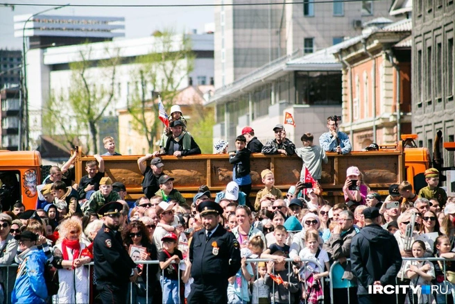 За парадом следили все — и маленькие, и большие | Источник: Ксения Филимонова / «ИрСити»