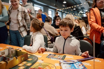 Сражения, королевства и прятки с динозаврами: что подарить детям на 23 Февраля и 8 Марта