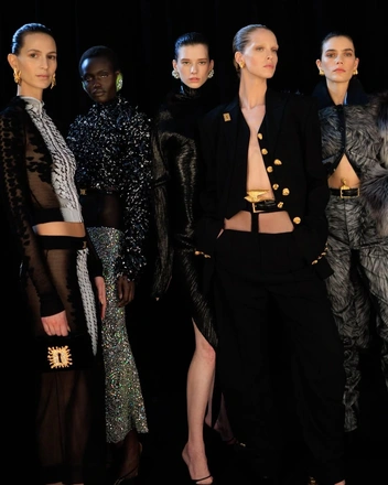 Невозможный трикотаж и корсет, которого нет: показ Schiaparelli в деталях Невозможный трикотаж и корсет, которого нет: показ Schiaparelli в деталях