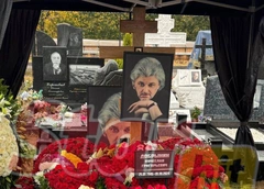 «Все, что в жизни есть у меня». Жена и дети похоронили Вячеслава Добрынина на Троекуровском кладбище