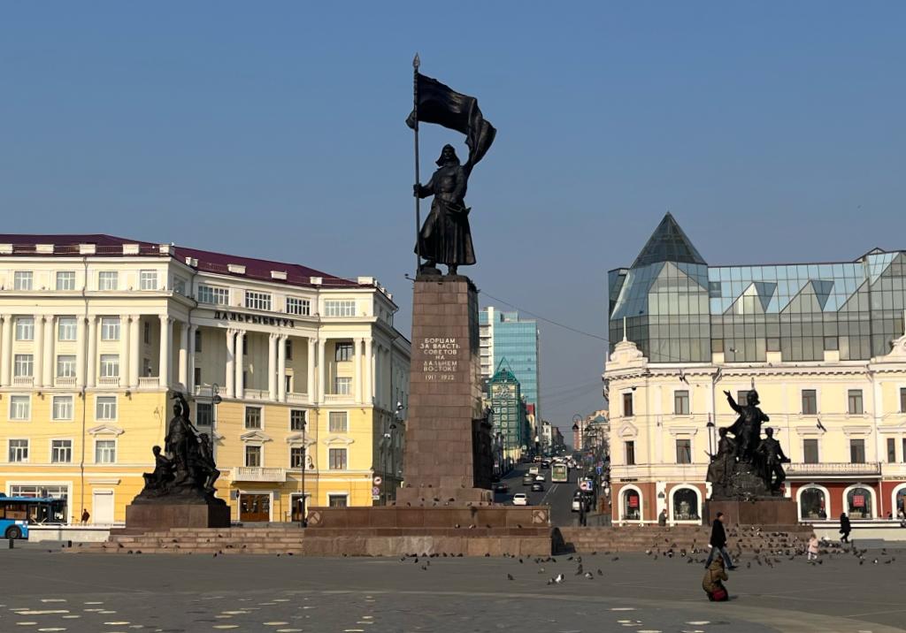 Площадь в 1977 году и в 2025-м. Стеклянный купол выглядит еще страннее сейчас | Источник: Елена Буйвол / VLADIVOSTOK1.RU