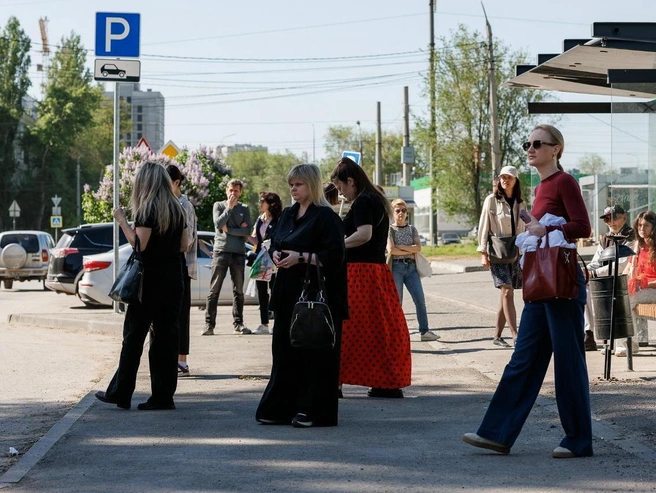 Кому-то повезло впервые прокатиться на безрельсовом городском транспорте | Источник: Алексей Волхонский / V1.RU