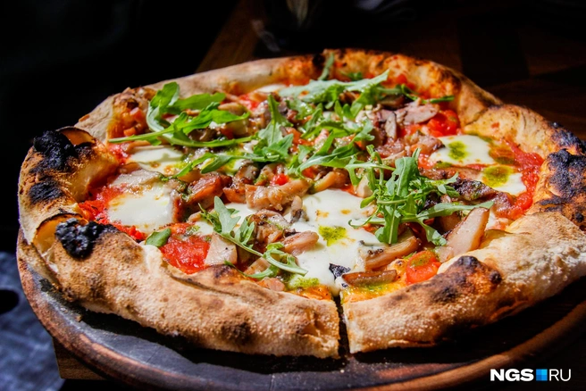 В «Горячем цехе» пицца — не главное блюдо, но здесь ее делают яркой | Источник: Станислав Соколов / NGS.RU