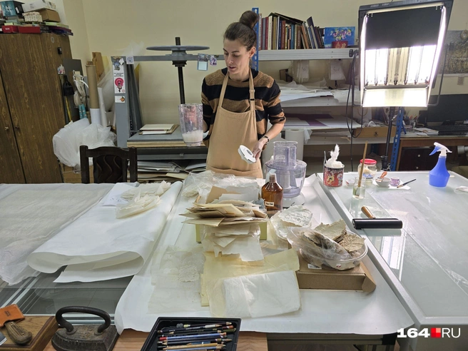 В мастерской по графике хозяйничает Ксения Абрамова | Источник: Семен Коротов-Майбах / 164.RU