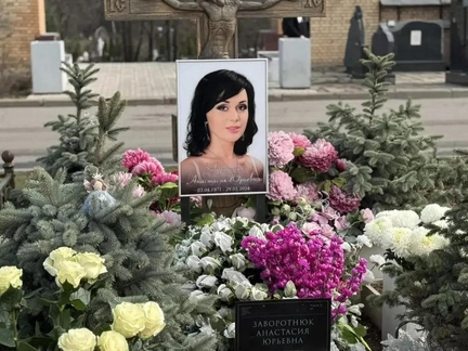 Разговаривает с любимой и тихо плачет: Петр Чернышев не сдержал эмоций у могилы Анастасии Заворотнюк